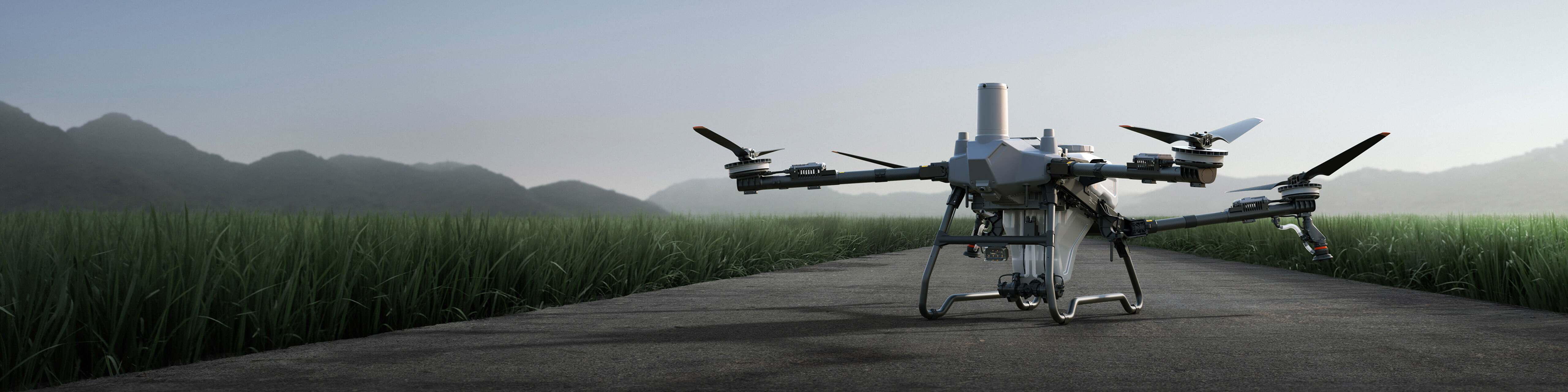 Tarlanın kenarında bir DJI AGRAS tarım drone'u